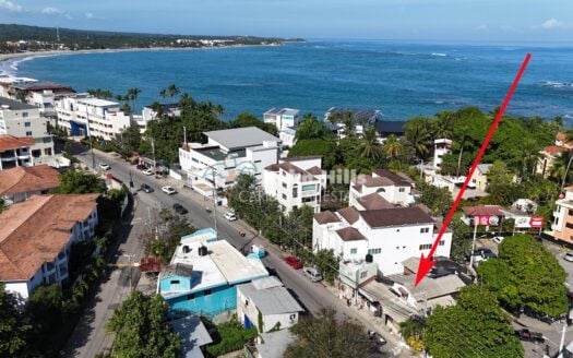 Edificio comercial con 1 restaurante, 2 departamentos y 4 tiendas.