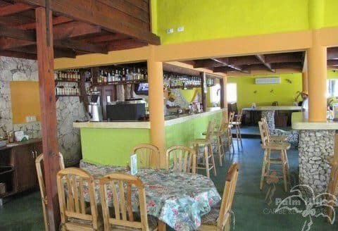 Полностью оборудованный ресторан с 2 апартаментами с одной спальней