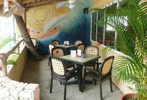 Полностью оборудованный ресторан с 2 апартаментами с одной спальней