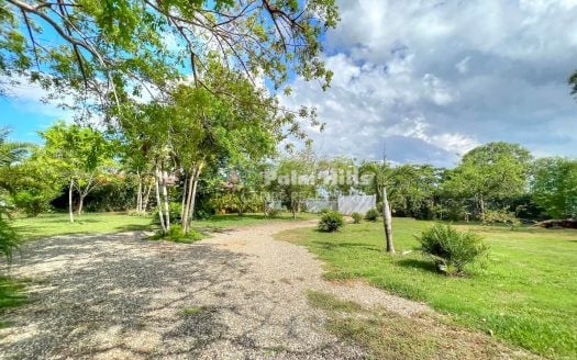 Baugrundstück mit eigenem Eingangstor und Gästehaus