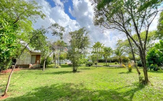 Baugrundstück mit eigenem Eingangstor und Gästehaus