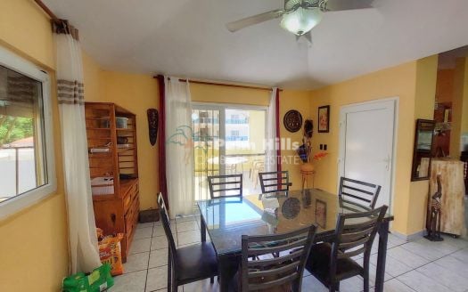 Villa de 3 chambres sur 2 niveaux avec 2 entrées séparées et un grand potentiel !