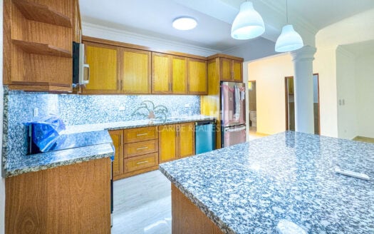 Beautiful 3 Bedroom Apartment with Ocean View