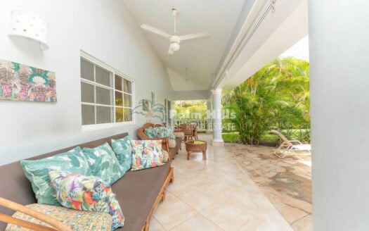 Villa de vacances à deux chambres avec piscine et jardin tropical