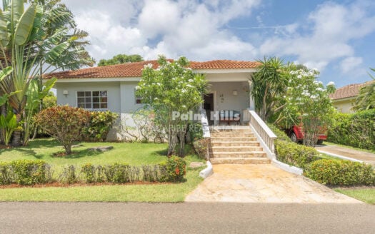 Villa de vacances à deux chambres avec piscine et jardin tropical