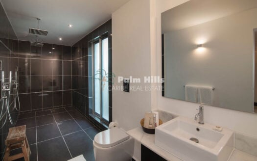 Oceanfront Paradise: Spacious 3-Bedroom Residence with Exclusive Amenities