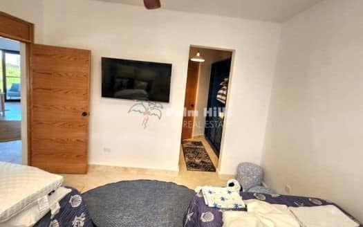 Coastal Charm: 2-Bedroom Condo in the Heart of Surfers Paradise