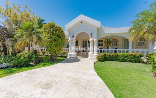 Caribbean Dream Villa 3 BR + 1 Guest House 1 BR, Huge Garden, Self-Sufficient
