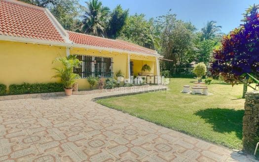 Beautiful 5-Bedroom Villa with an Expansive Lot Near the Beach