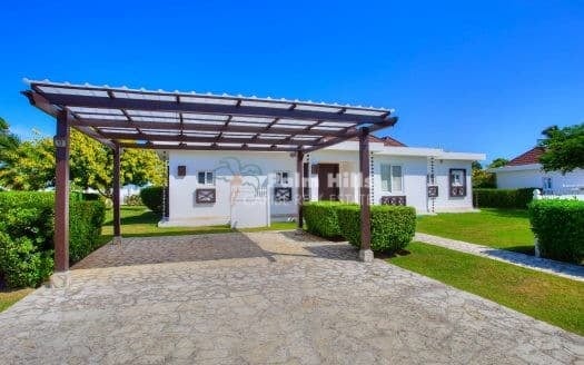 Luxurious Contemporary Living in a Sought-After Oceanfront Community