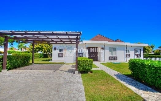 Luxurious Contemporary Living in a Sought-After Oceanfront Community