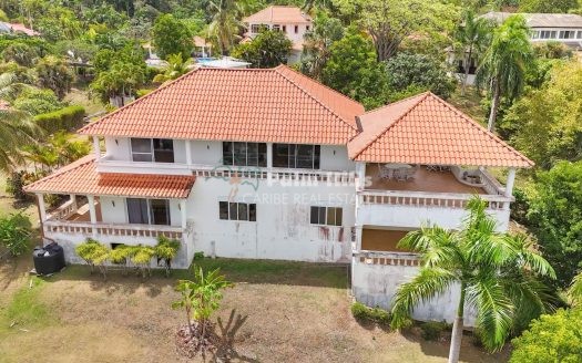 Возможность для ремонта - многоуровневая вилла в горах