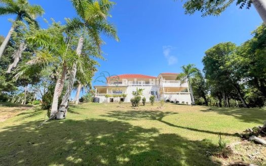 Возможность для ремонта - многоуровневая вилла в горах