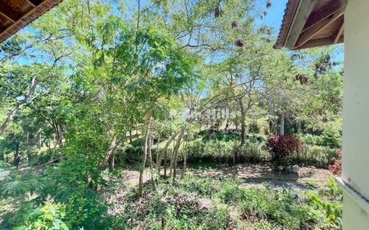 Terreno con estructura existente en una zona cerrada segura