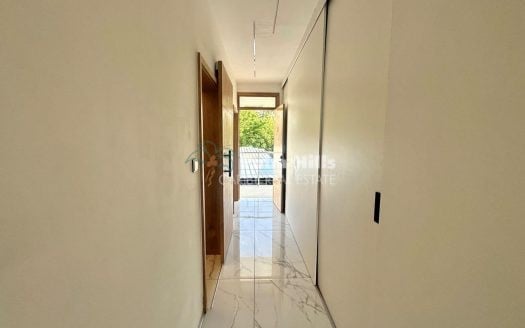 Habitación contemporánea costera con vistas al océano*.
