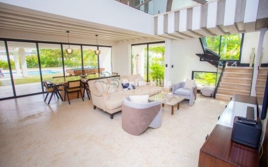 Elegant 4-Bedroom Modern Villa with Pool and Refined Finishes
