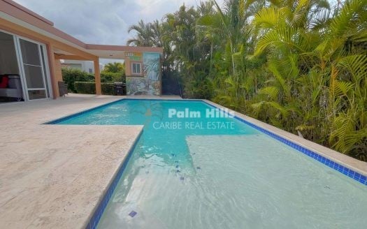 Villa de 2 dormitorios con piscina privada y jardín