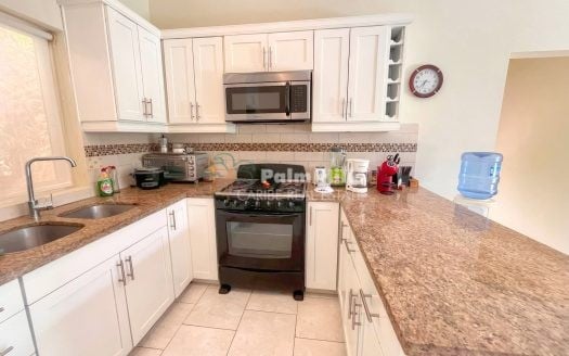 Villa de 2 dormitorios con piscina privada y jardín