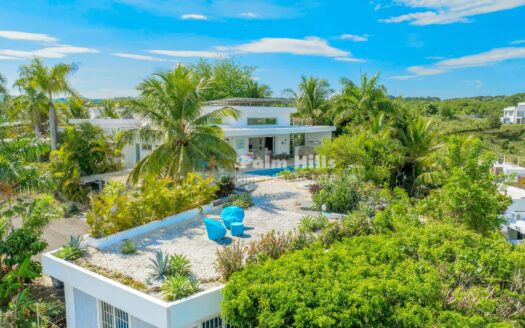 Elegant 5-Bedroom Villa with Ocean Views, Solar Power & Private Apartment in Sosúa