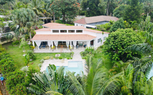 Tropical 3-Bedroom Home Steps from the Beach*