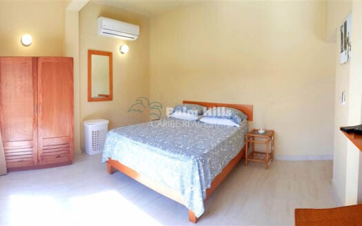 Propiedad de múltiples unidades que genera ingresos con vistas al mar desde la azotea.