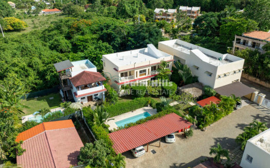 Propiedad de múltiples unidades que genera ingresos con vistas al mar desde la azotea.