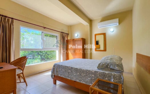 Propiedad de múltiples unidades que genera ingresos con vistas al mar desde la azotea.