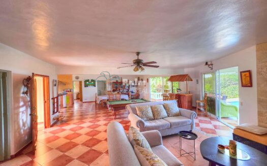 Tropical Paradise with Ocean Views on 14,000+ m² of Serenity