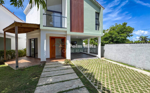 Moderne 2-stöckige Villa mit privatem Pool - nur wenige Gehminuten zum Strand