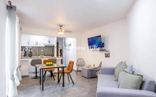 Ground-Floor 1-Bedroom Apartment with Private Backyard & Jacuzzi – Centrally Located Near the Beach