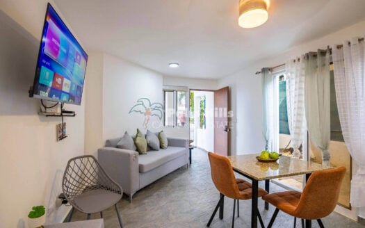 Ground-Floor 1-Bedroom Apartment with Private Backyard & Jacuzzi – Centrally Located Near the Beach