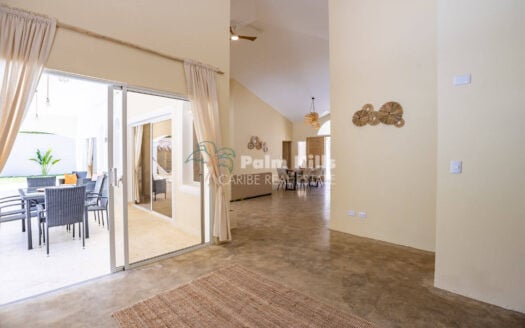 Upgraded 3-Bedroom Luxury Villa – Walk to the Beach