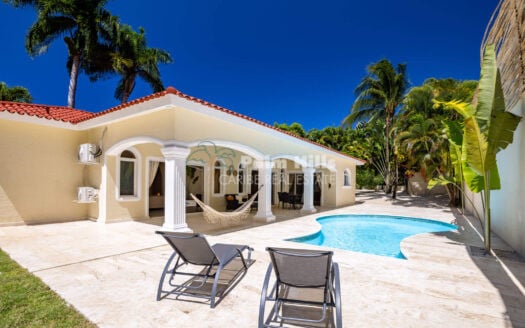 Upgraded 3-Bedroom Luxury Villa – Walk to the Beach