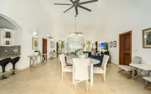 Elegante villa de 4 dormitorios en una urbanización cerrada, cerca de la playa