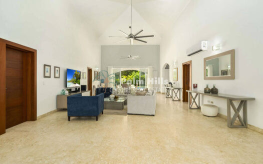 Elegante villa de 4 dormitorios en una urbanización cerrada, cerca de la playa