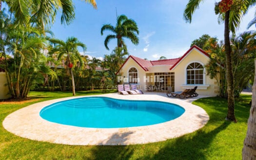 Charming 3-Bedroom Tropical Villa with Lush garden – Minutes from the Beach