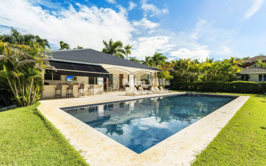 Elegante villa de 4 dormitorios en una urbanización cerrada, cerca de la playa