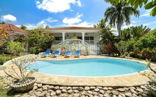 4BR Villa with Pool, Gazebo & Outdoor Living Spaces