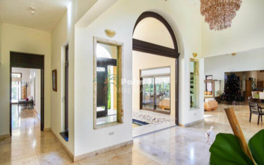 Zeitgenössische Luxusvilla nur wenige Schritte vom Strand entfernt*