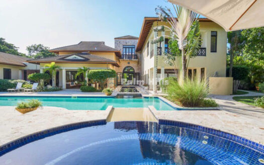 Zeitgenössische Luxusvilla nur wenige Schritte vom Strand entfernt*