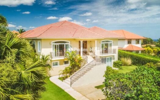 Luxury 5BR Ocean View Villa with Pool, Jacuzzi & Guest Suites