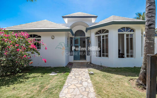 Tropical 3-Bedroom Villa with Guest Casita, Private Pool & Spacious Garden
