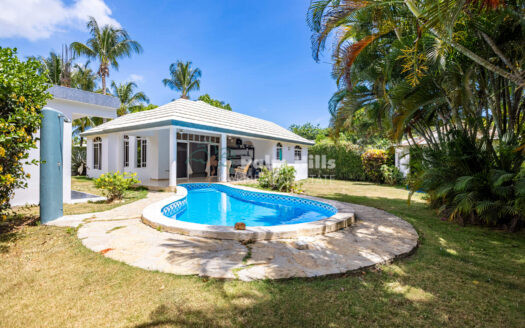 Tropical 3-Bedroom Villa with Guest Casita, Private Pool & Spacious Garden