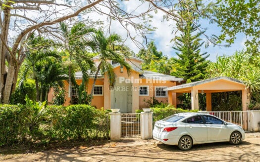 Charming 2-Bedroom Villa with Spacious Lot Close to Beaches and Amenities*