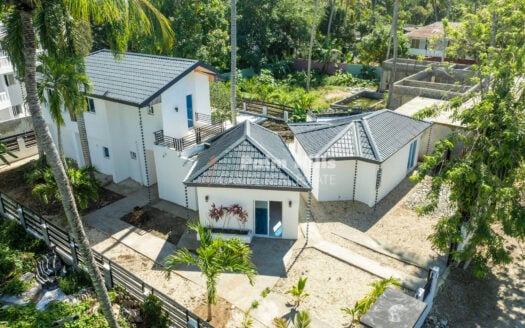 Fully Renovated Property with Guest Studios Near the Beach