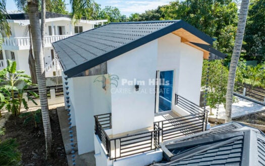 Fully Renovated Property with Guest Studios Near the Beach