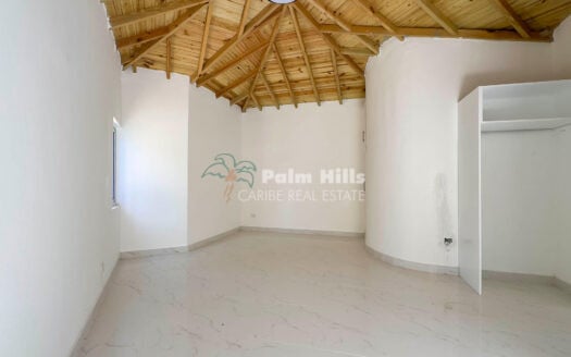 Fully Renovated Property with Guest Studios Near the Beach