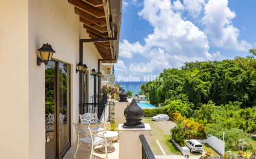 Luxury Oceanview 3-Bedroom Penthouse with Private Jacuzzi