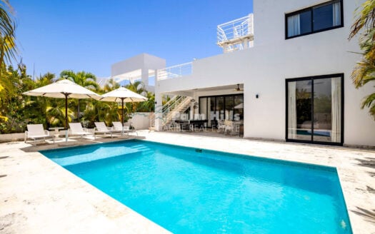 Stunning 3-BR Villa in a Sought-After Residential with a Ocean – & Mountain View Terrace
